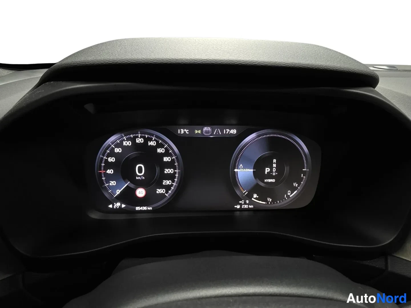 White Volvo XC40 2022, photo 8