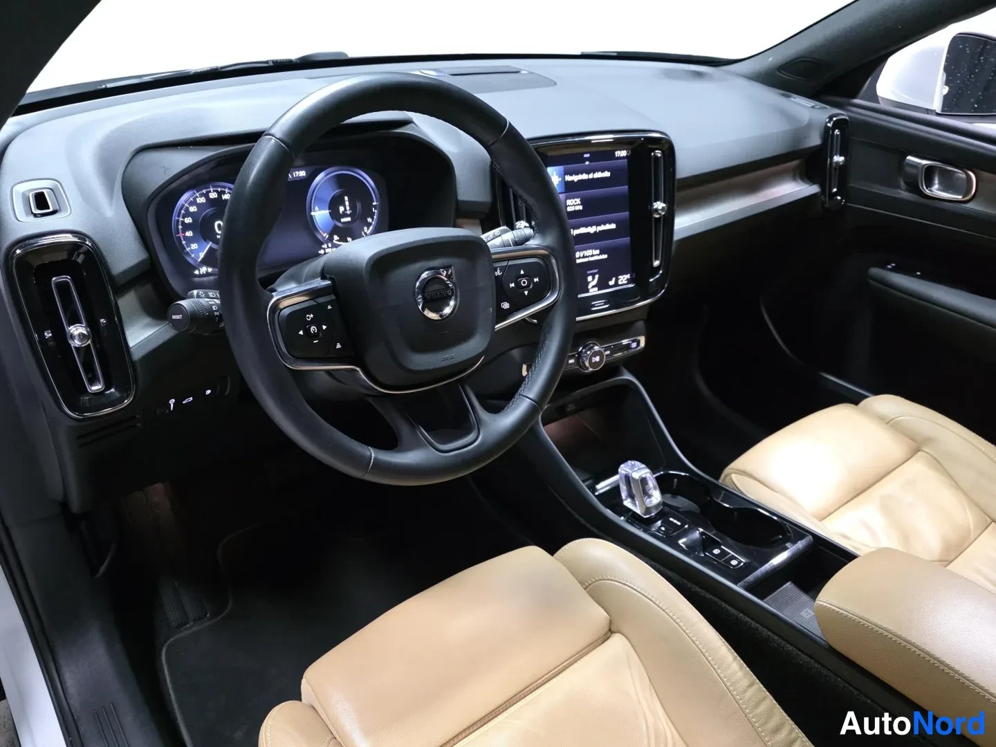 White Volvo XC40 2022, photo 9