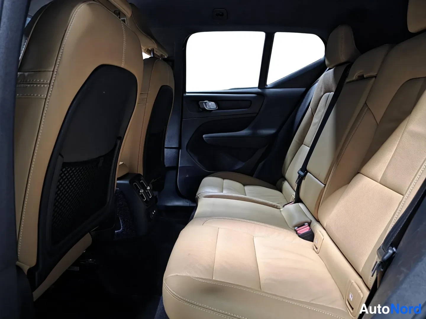 White Volvo XC40 2022, photo 10