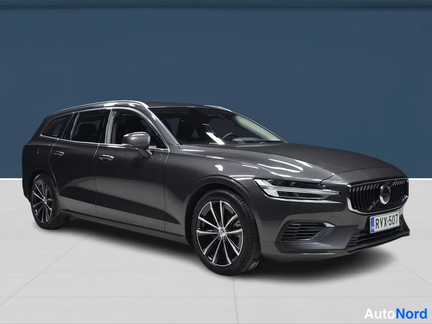 Grey Volvo V60 2024, front three-quarter, nose to the right, photo 2