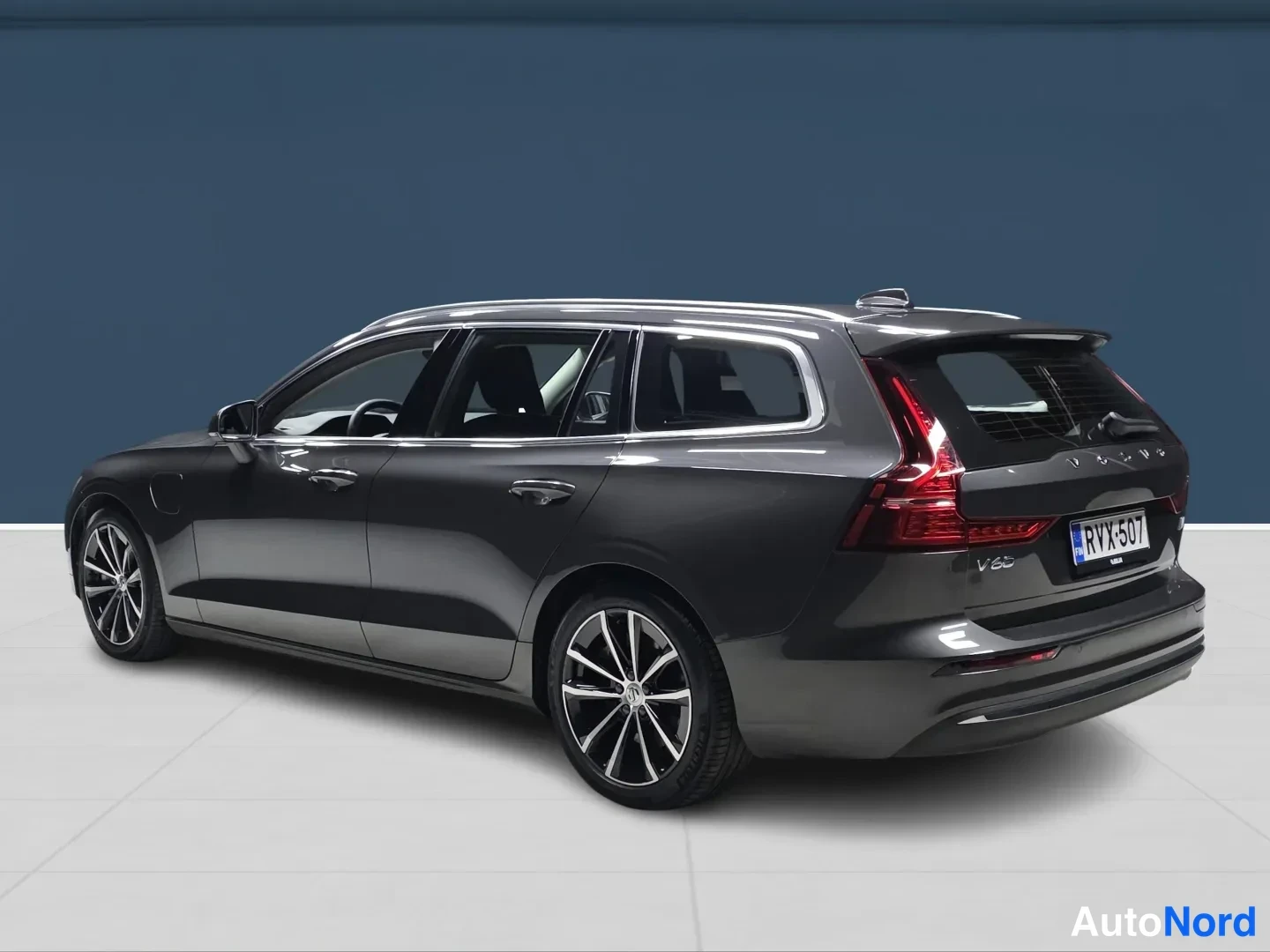 Grey Volvo V60 2024, rear three-quarter, photo 5