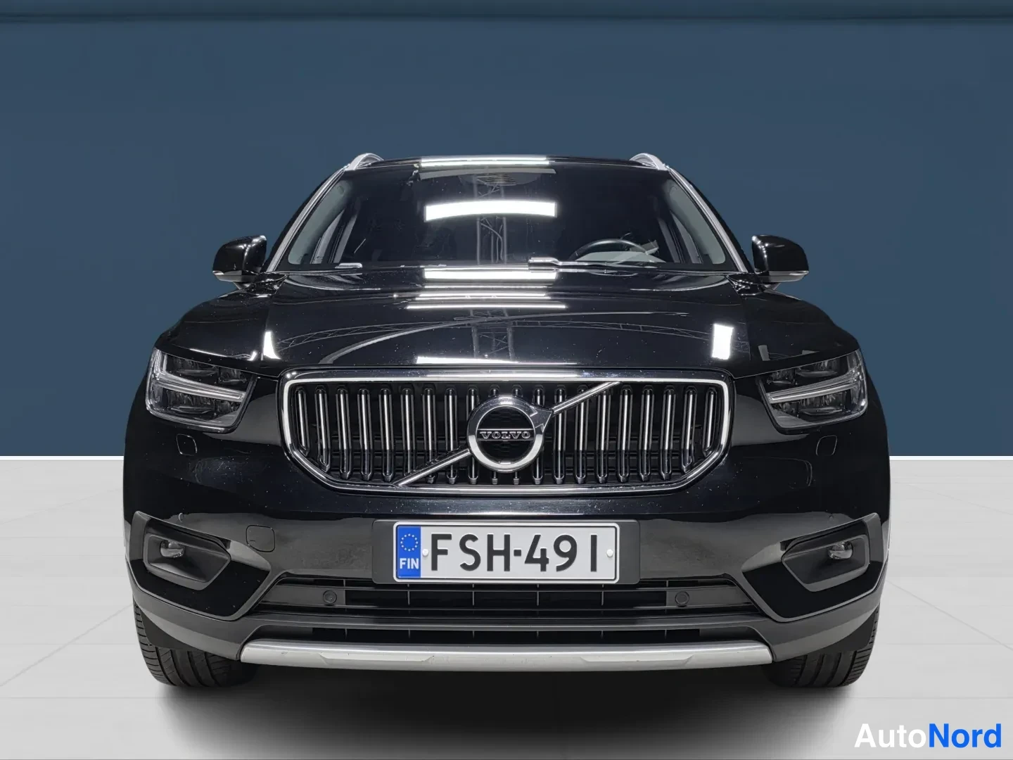 Black Volvo XC40 2021, front, photo 3