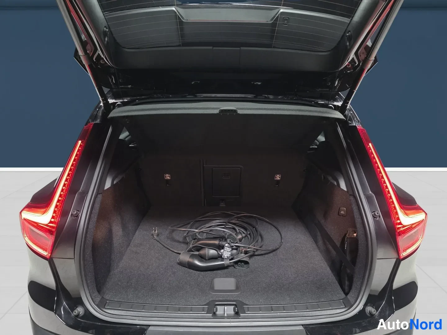 Black Volvo XC40 2021, rear, photo 7