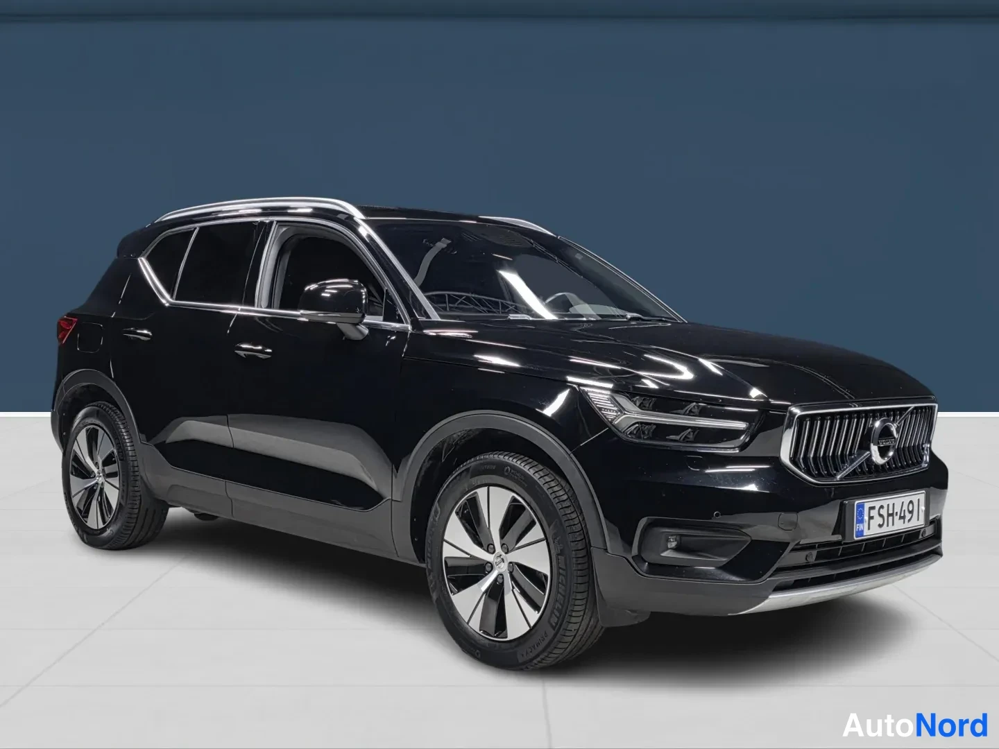 Black Volvo XC40 2021, front three-quarter, nose to the right, photo 2
