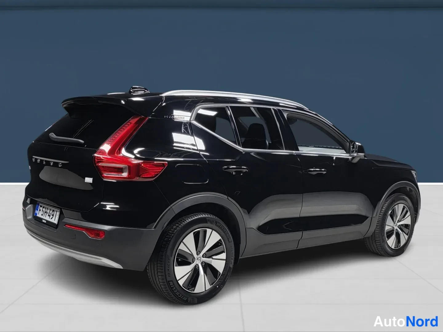 Black Volvo XC40 2021, rear three-quarter, photo 4