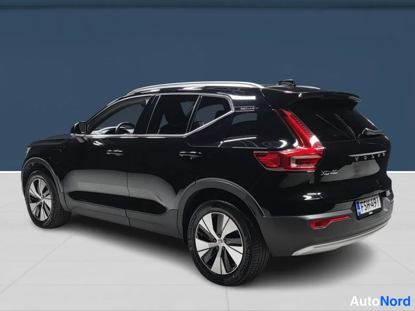 Black Volvo XC40 2021, rear three-quarter, photo 5