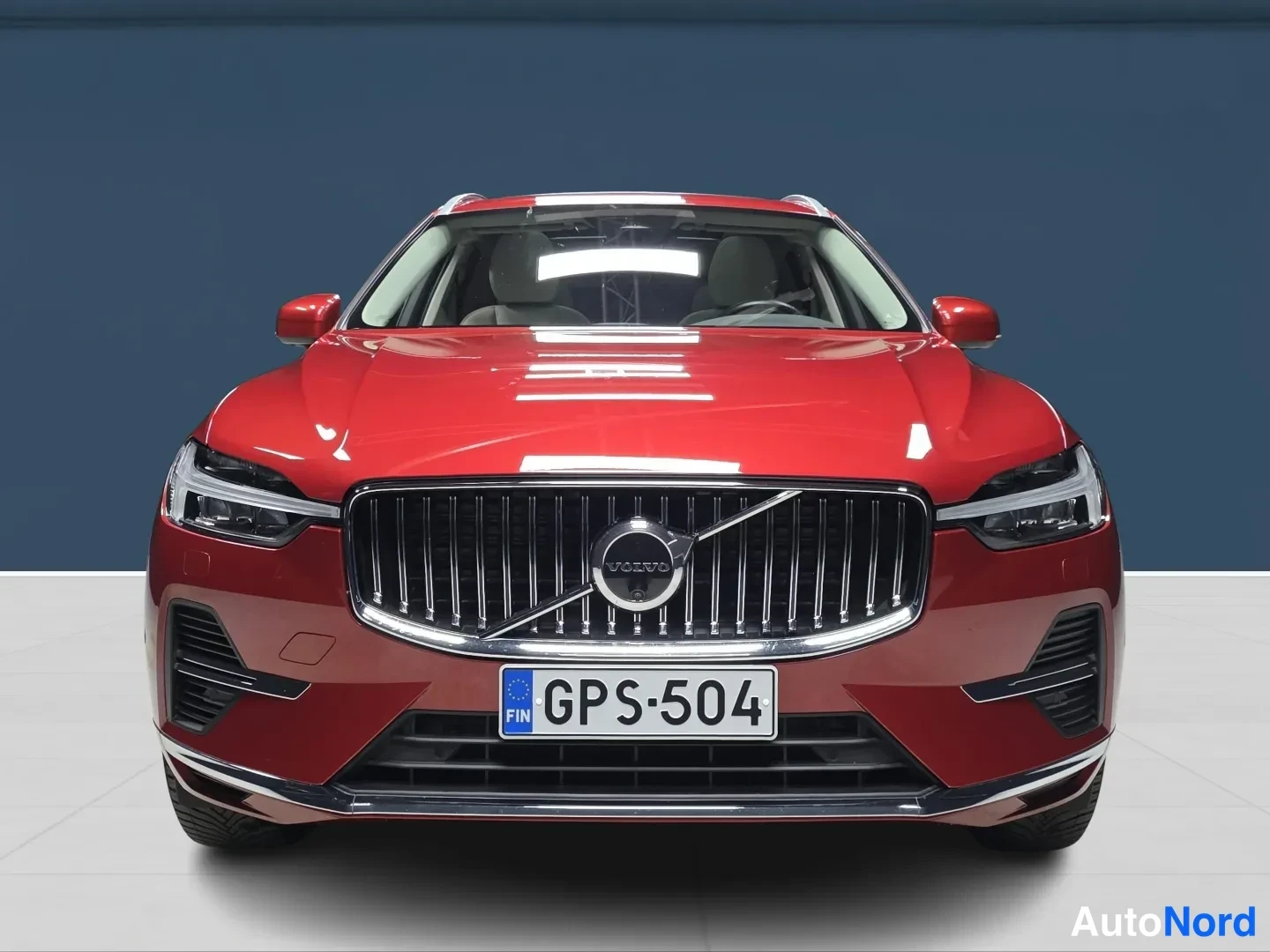 Punainen Volvo XC60 2024, edestä, kuva 3