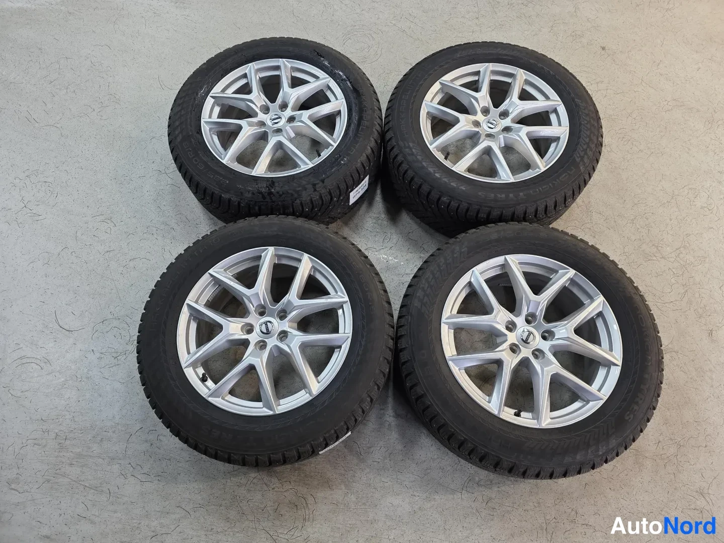 Punainen Volvo XC60 2024, kuva 12