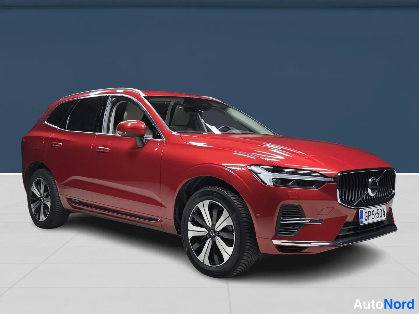 Punainen Volvo XC60 2024, etuviisto, keula oikealle, kuva 2