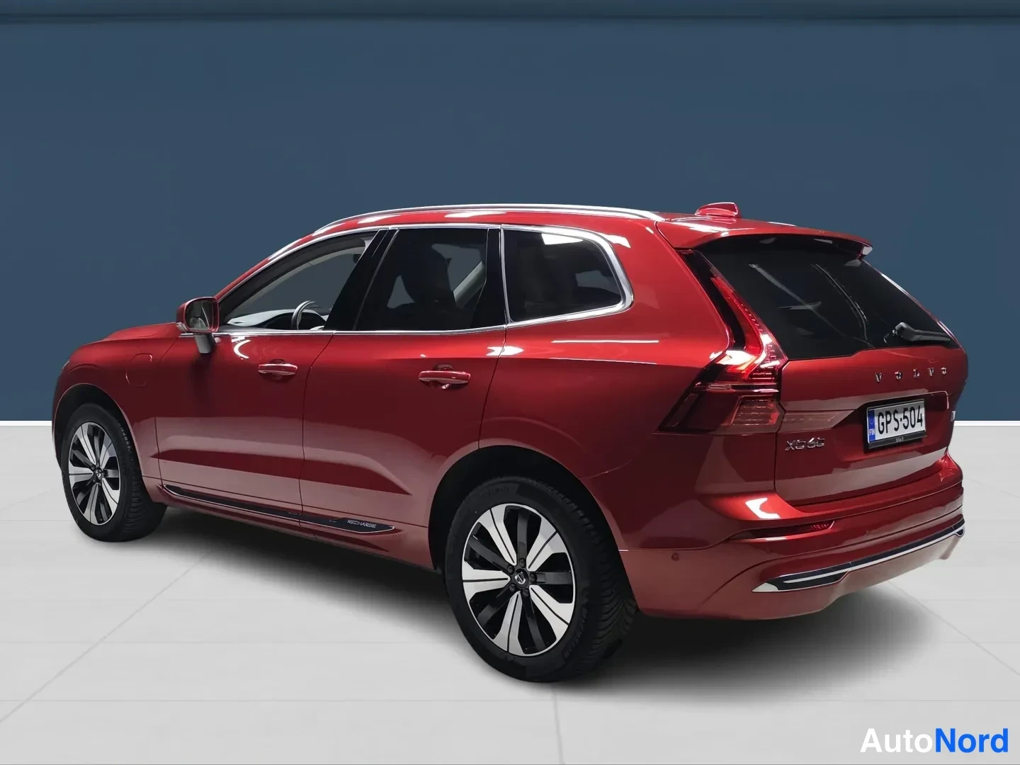 Punainen Volvo XC60 2024, takaviisto, kuva 5