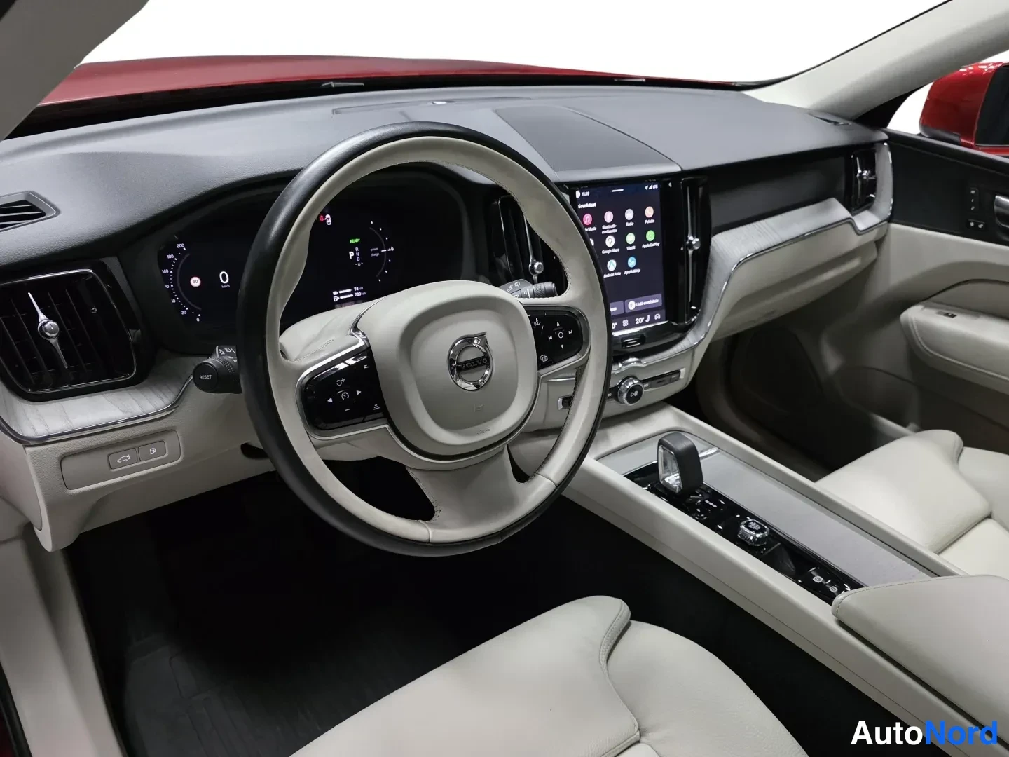 Punainen Volvo XC60 2024, kuva 8