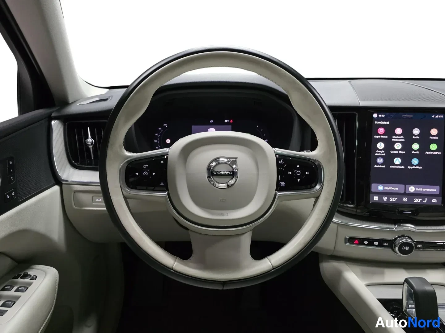 Punainen Volvo XC60 2024, kuva 10