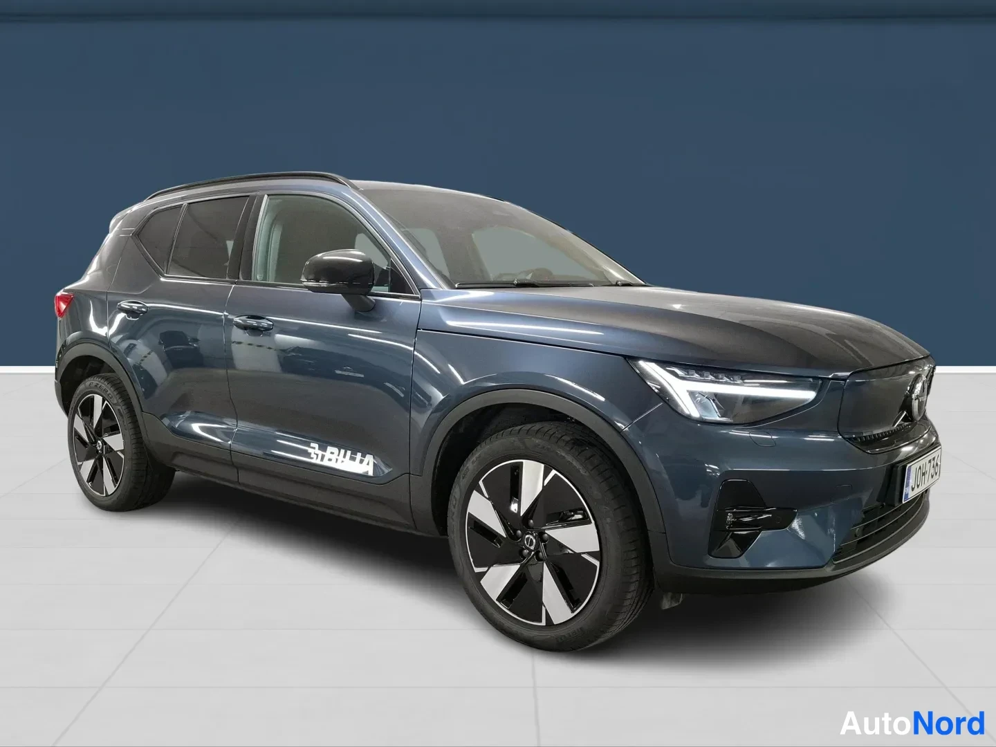 Sininen Volvo EX40 2026, etuviisto, keula oikealle, kuva 2