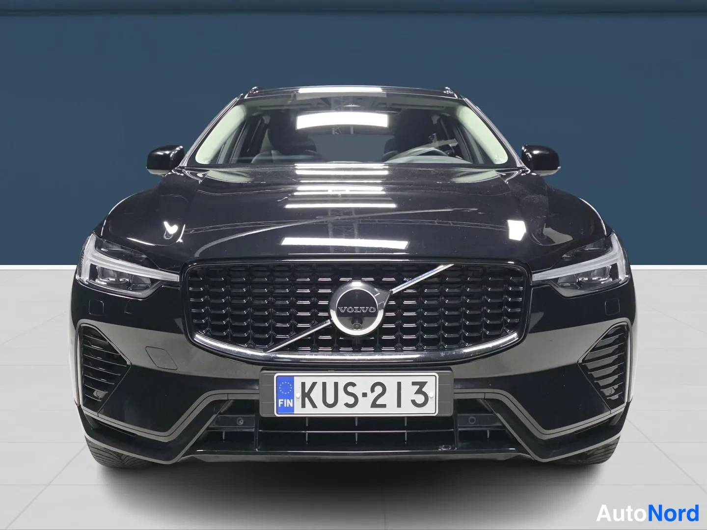 Black Volvo XC60 2023, front, photo 3