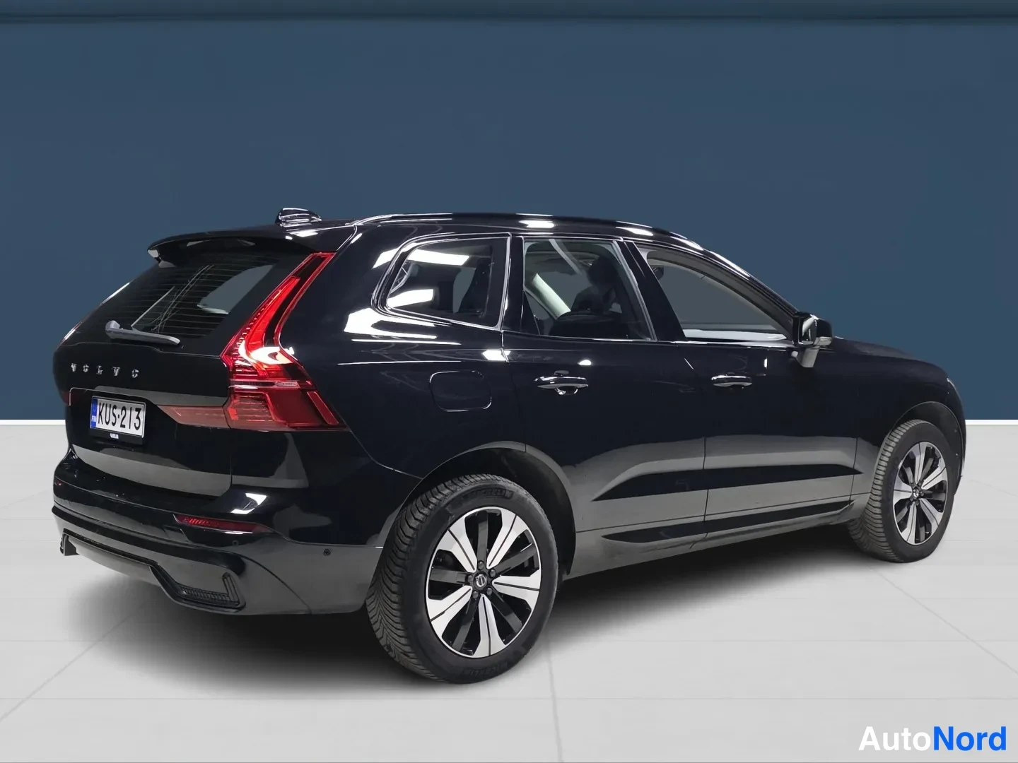 Black Volvo XC60 2023, rear three-quarter, photo 4