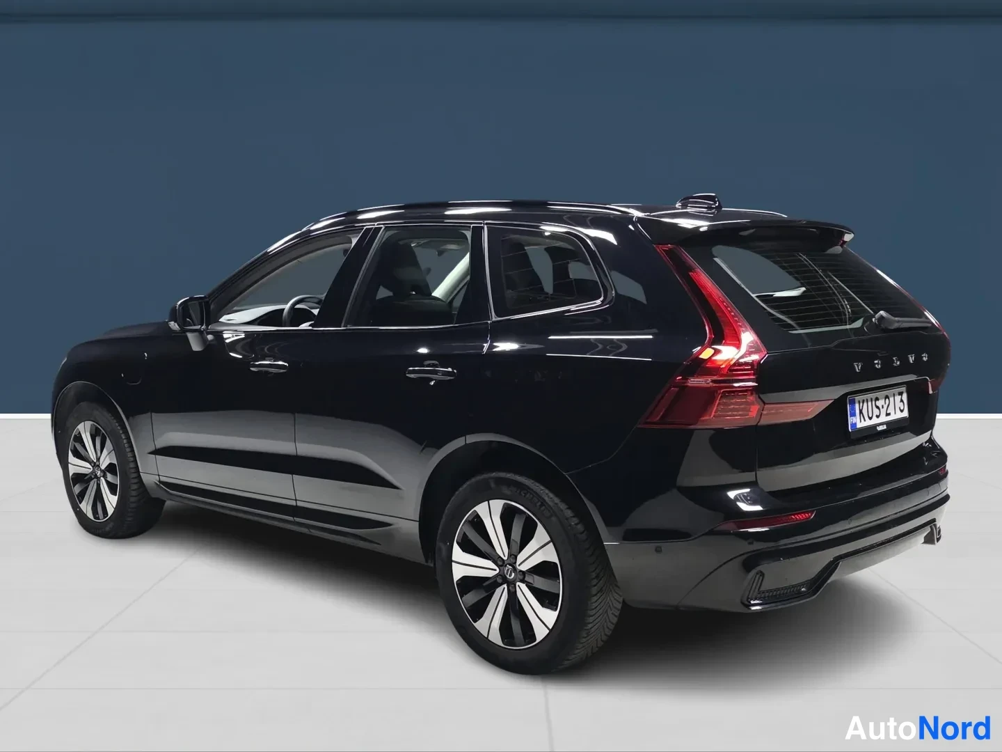 Black Volvo XC60 2023, rear three-quarter, photo 5