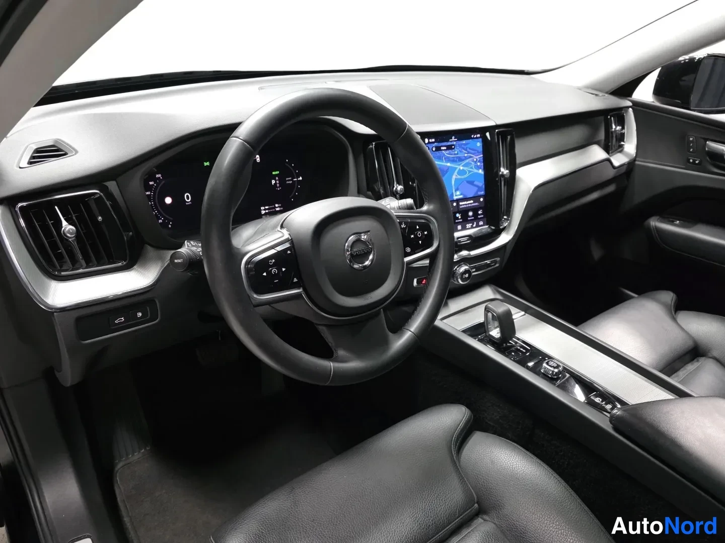 Black Volvo XC60 2023, detail, photo 9