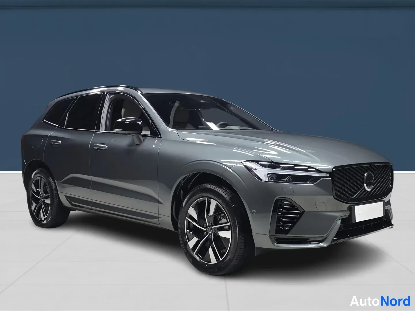 Vihreä Volvo XC60 2027, etuviisto, keula oikealle, kuva 2
