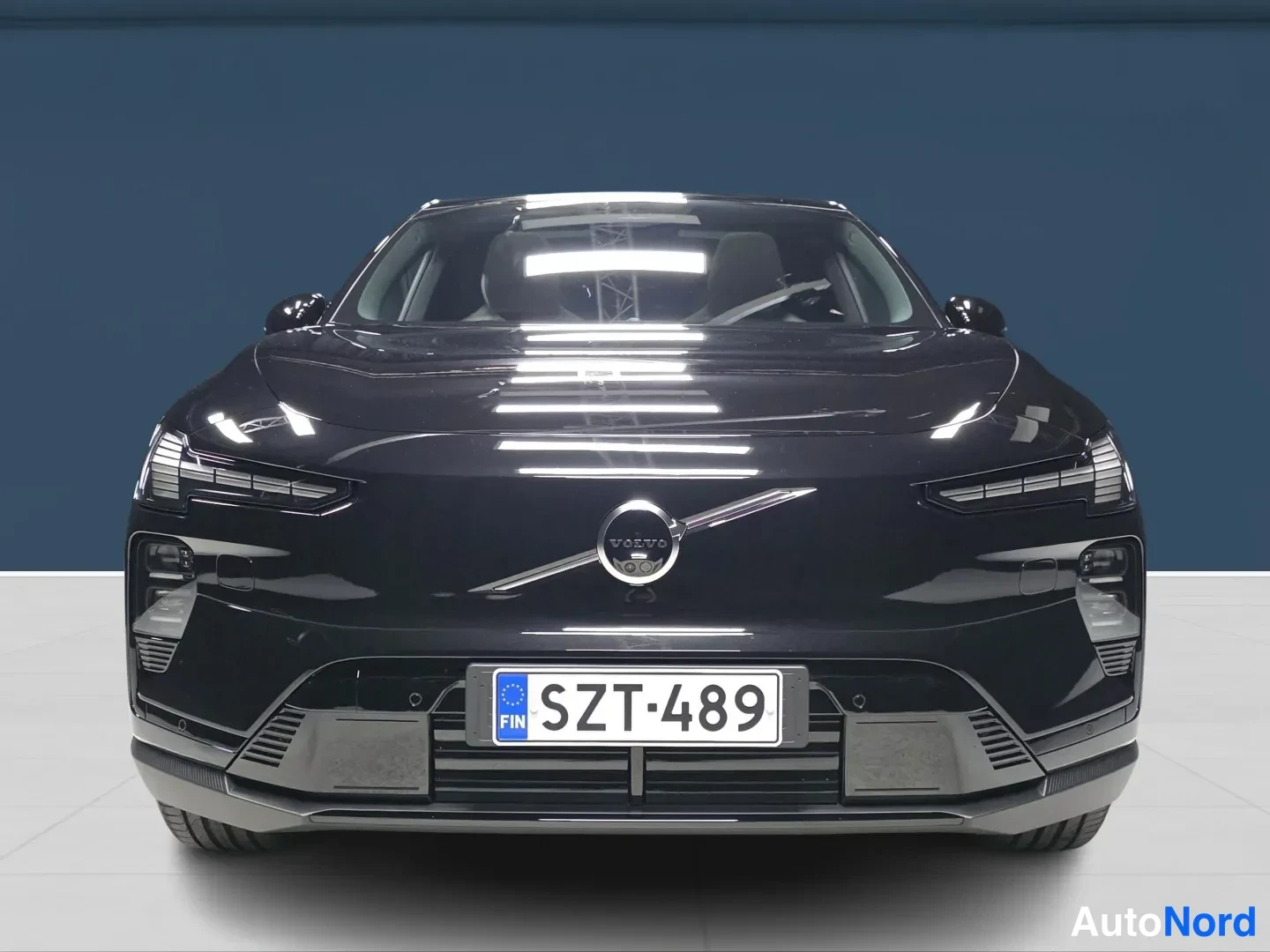Musta Volvo EX60 2027, edestä, kuva 3
