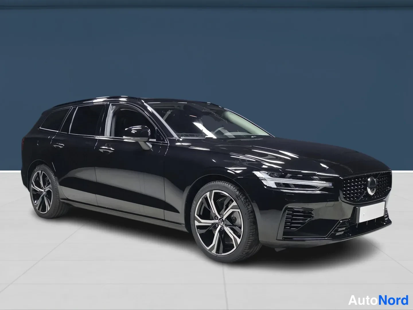 Svart Volvo V60 2027, snett framifrån, fronten åt höger, bild 2