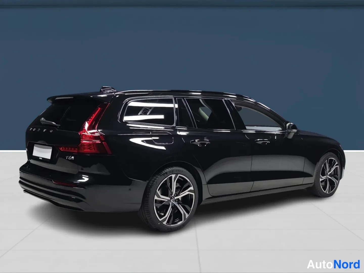Svart Volvo V60 2027, snett bakifrån, bild 4