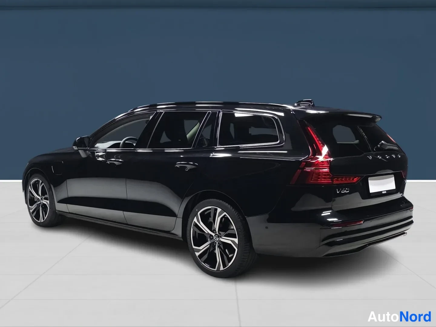 Svart Volvo V60 2027, snett bakifrån, bild 5