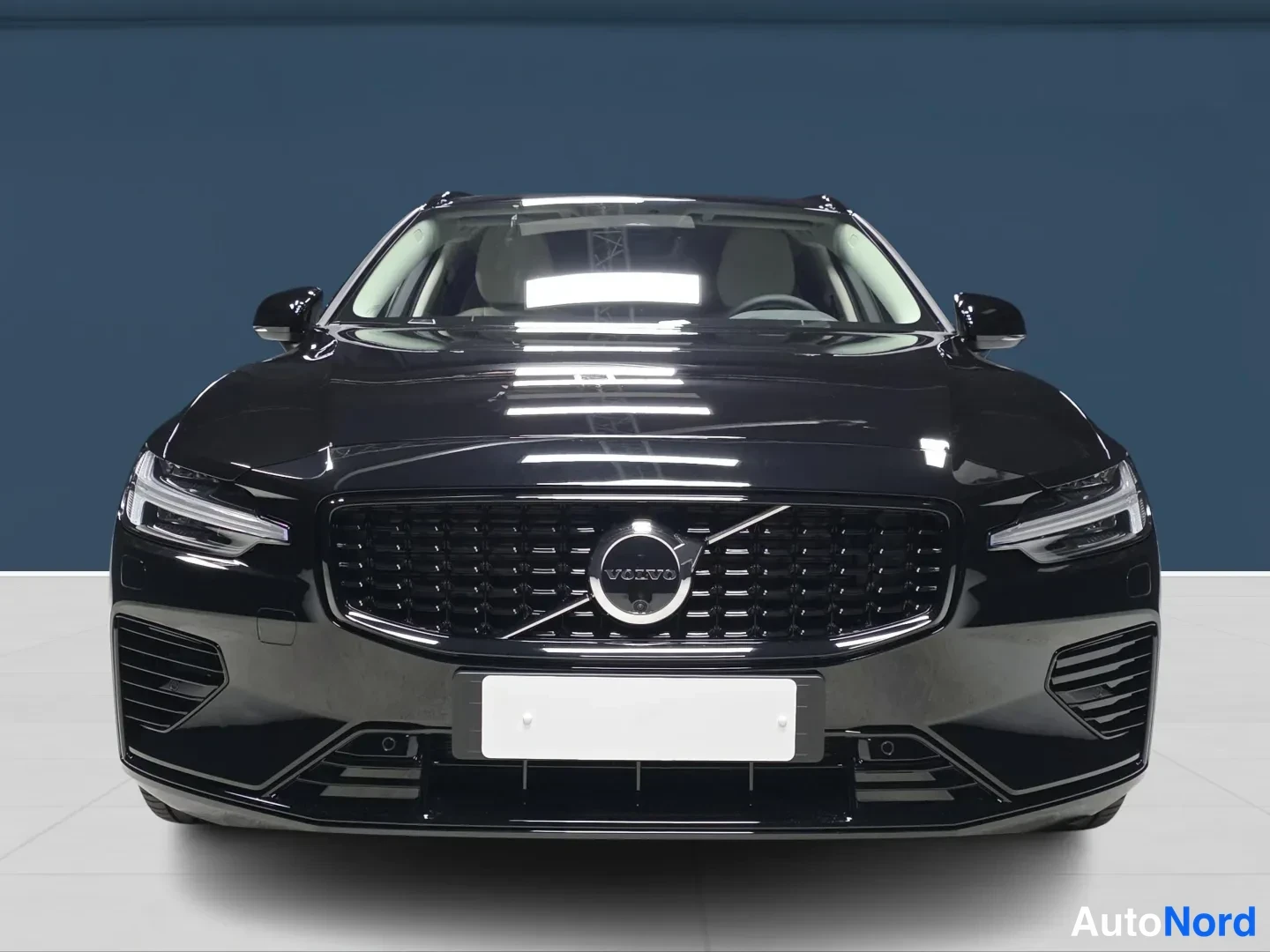 Svart Volvo V60 2027, framifrån, bild 3