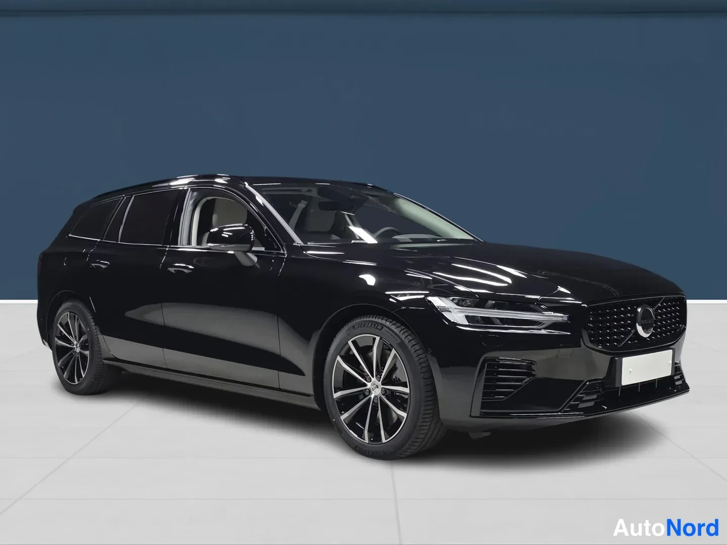 Svart Volvo V60 2027, snett framifrån, fronten åt höger, bild 2