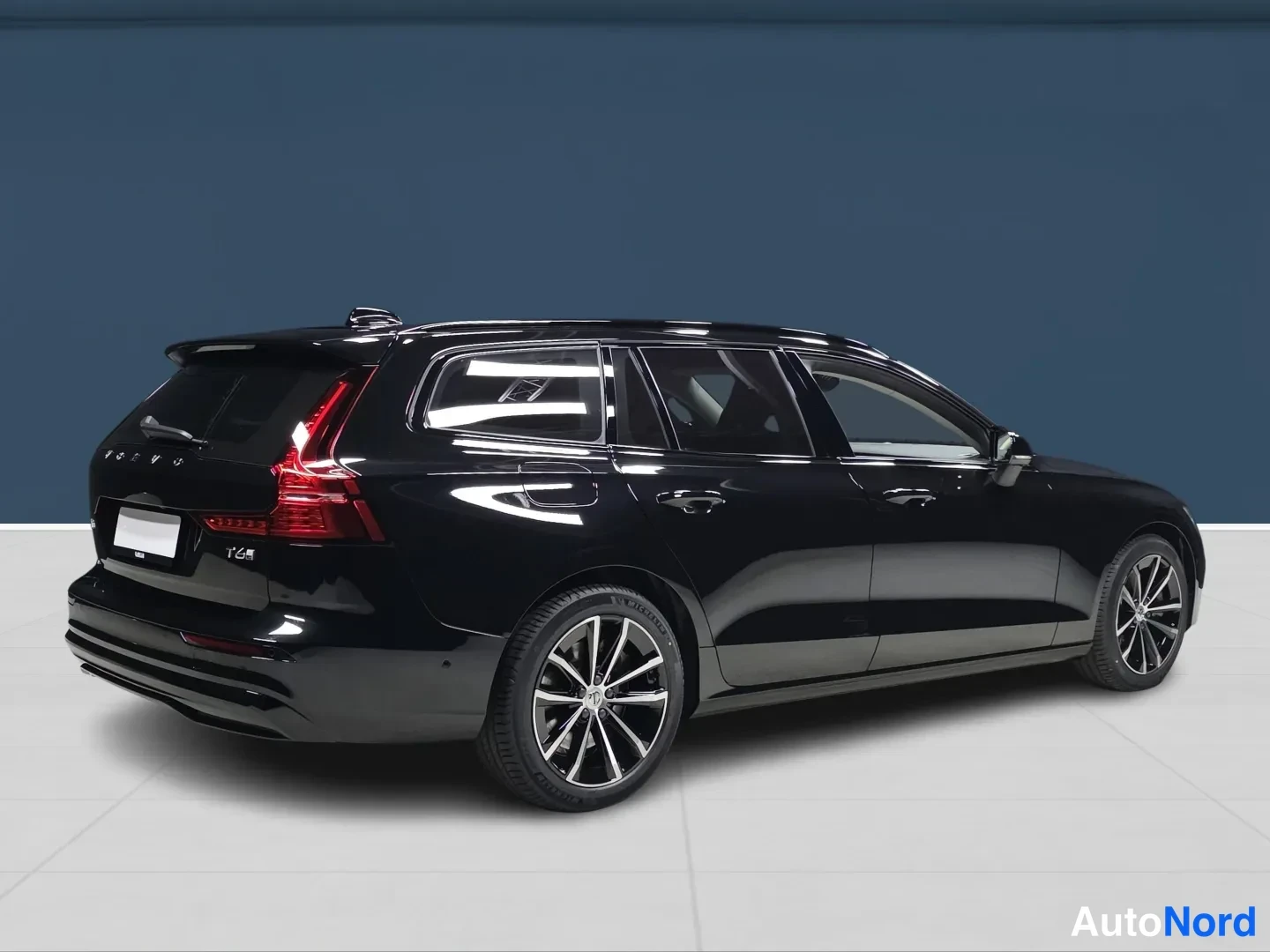 Svart Volvo V60 2027, snett bakifrån, bild 4
