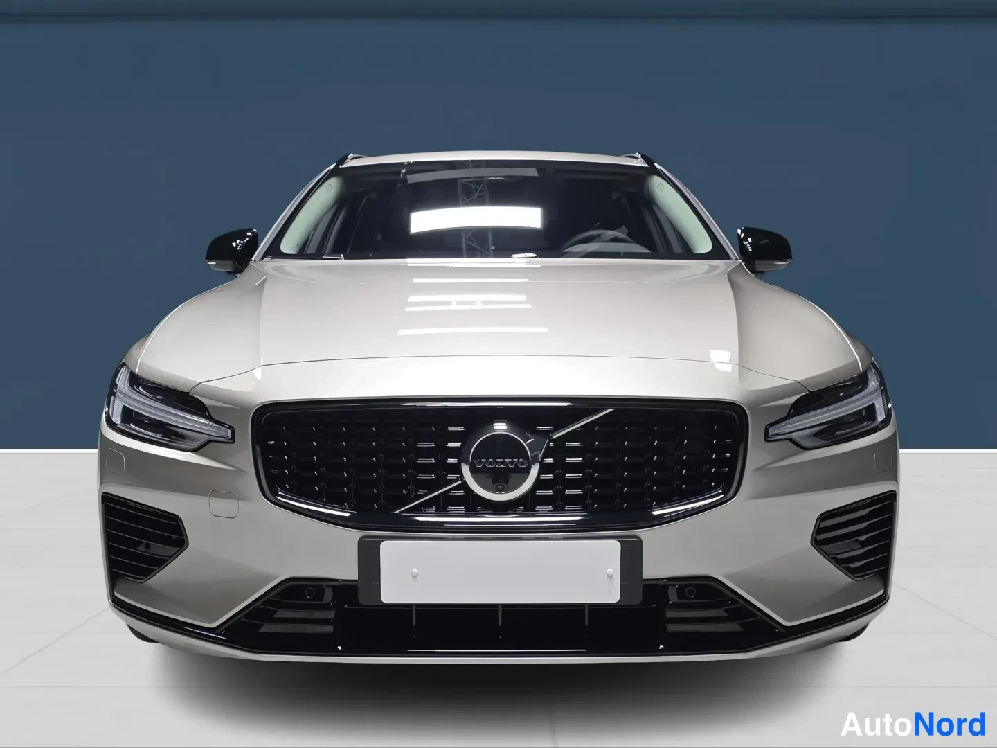Harmaa Volvo V60 2027, edestä, kuva 3