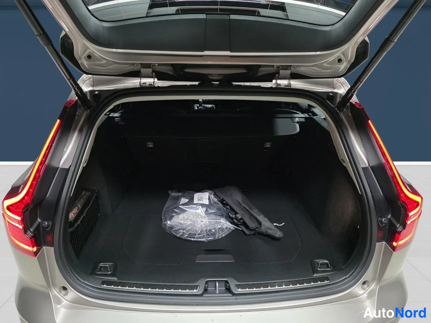 Harmaa Volvo V60 2027, takaa, kuva 7