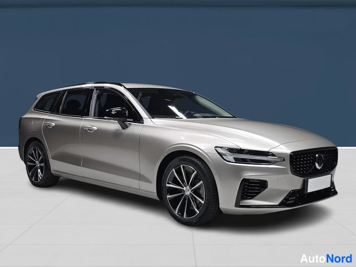 Harmaa Volvo V60 2027, etuviisto, keula oikealle, kuva 2