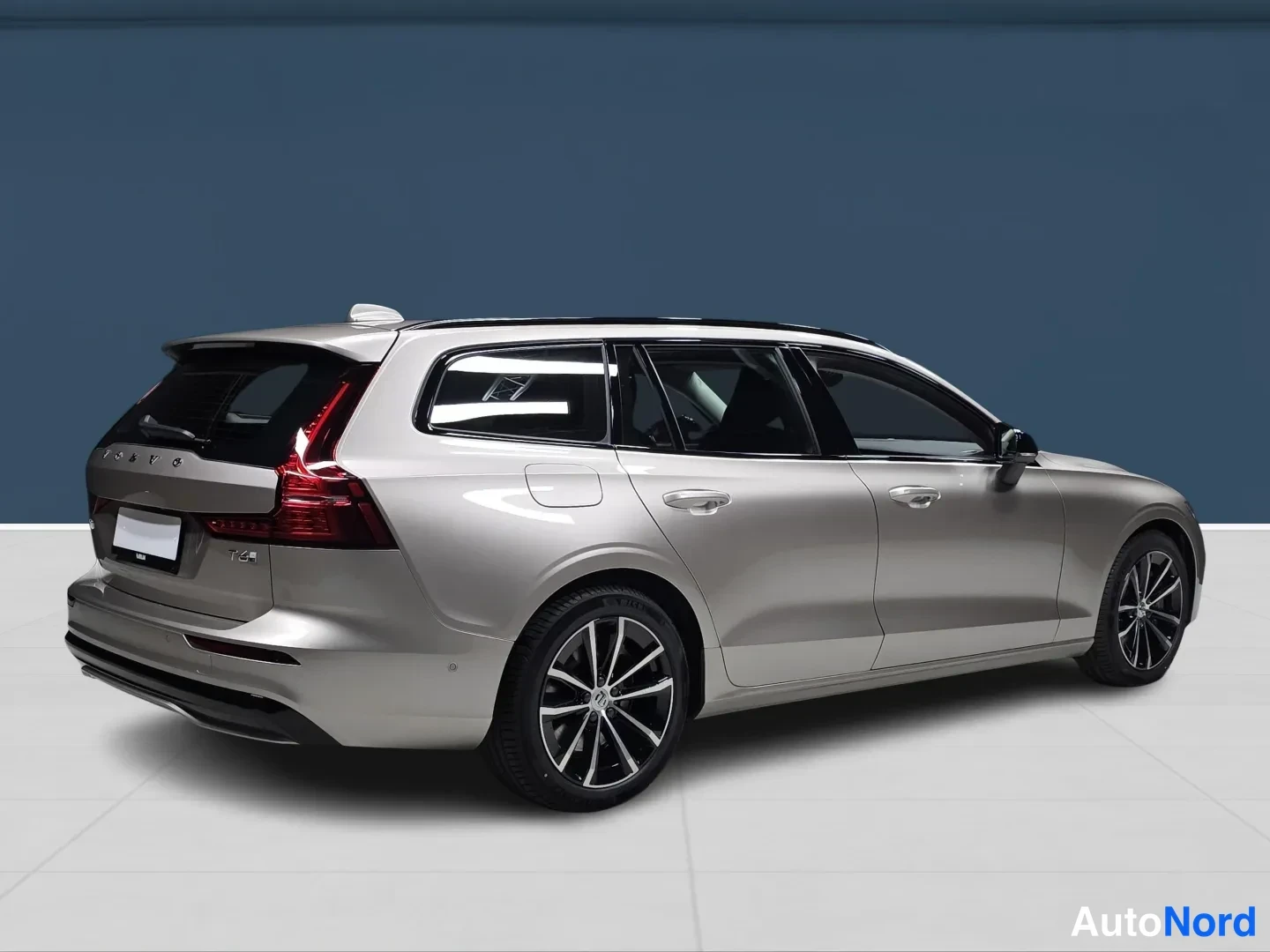 Harmaa Volvo V60 2027, takaviisto, kuva 4