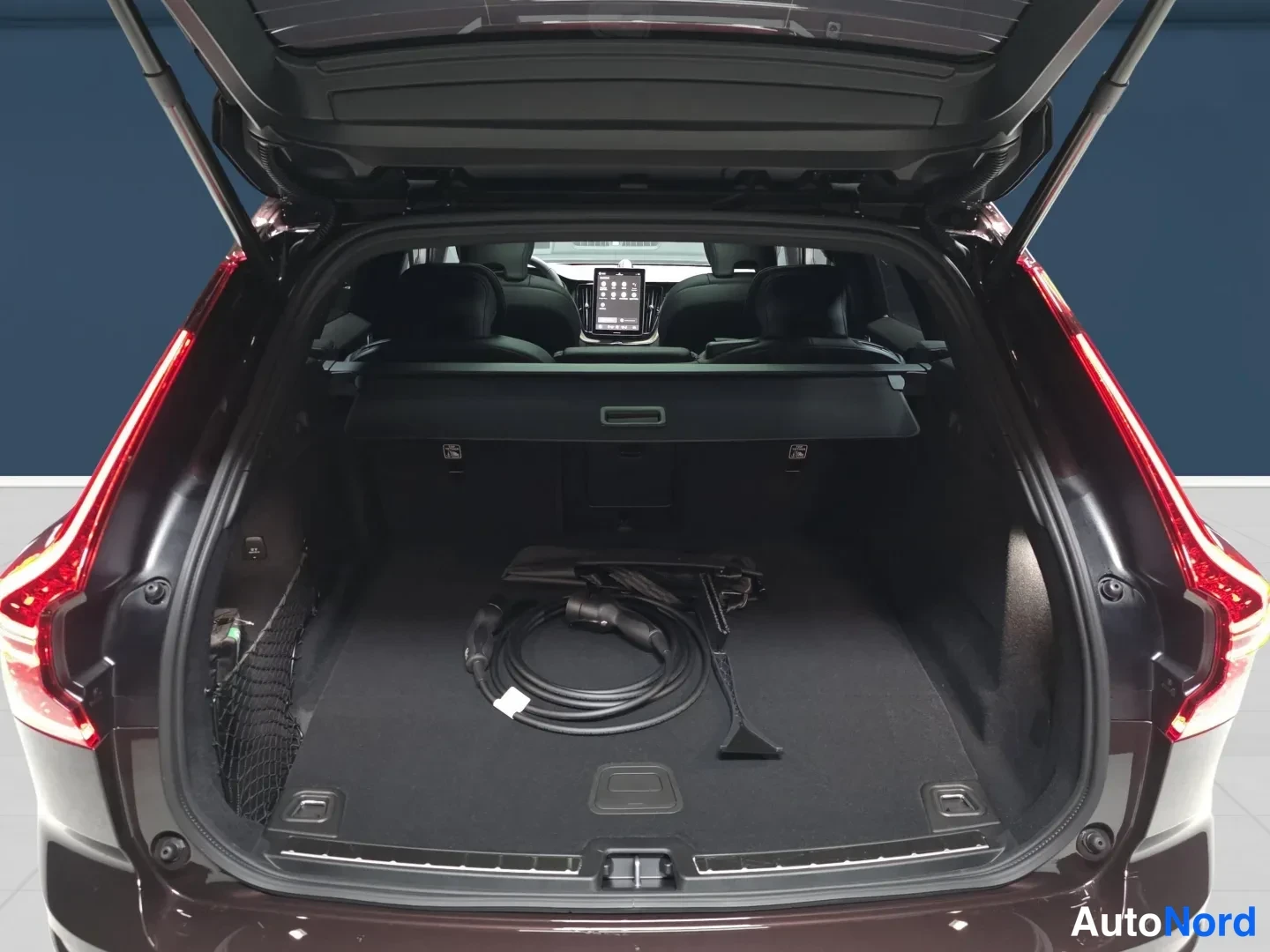 Punainen Volvo XC60 2027, takaa, kuva 7