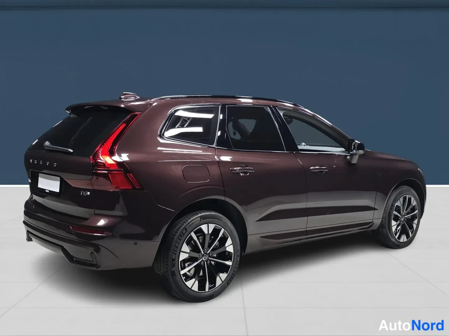Punainen Volvo XC60 2027, takaviisto, kuva 4