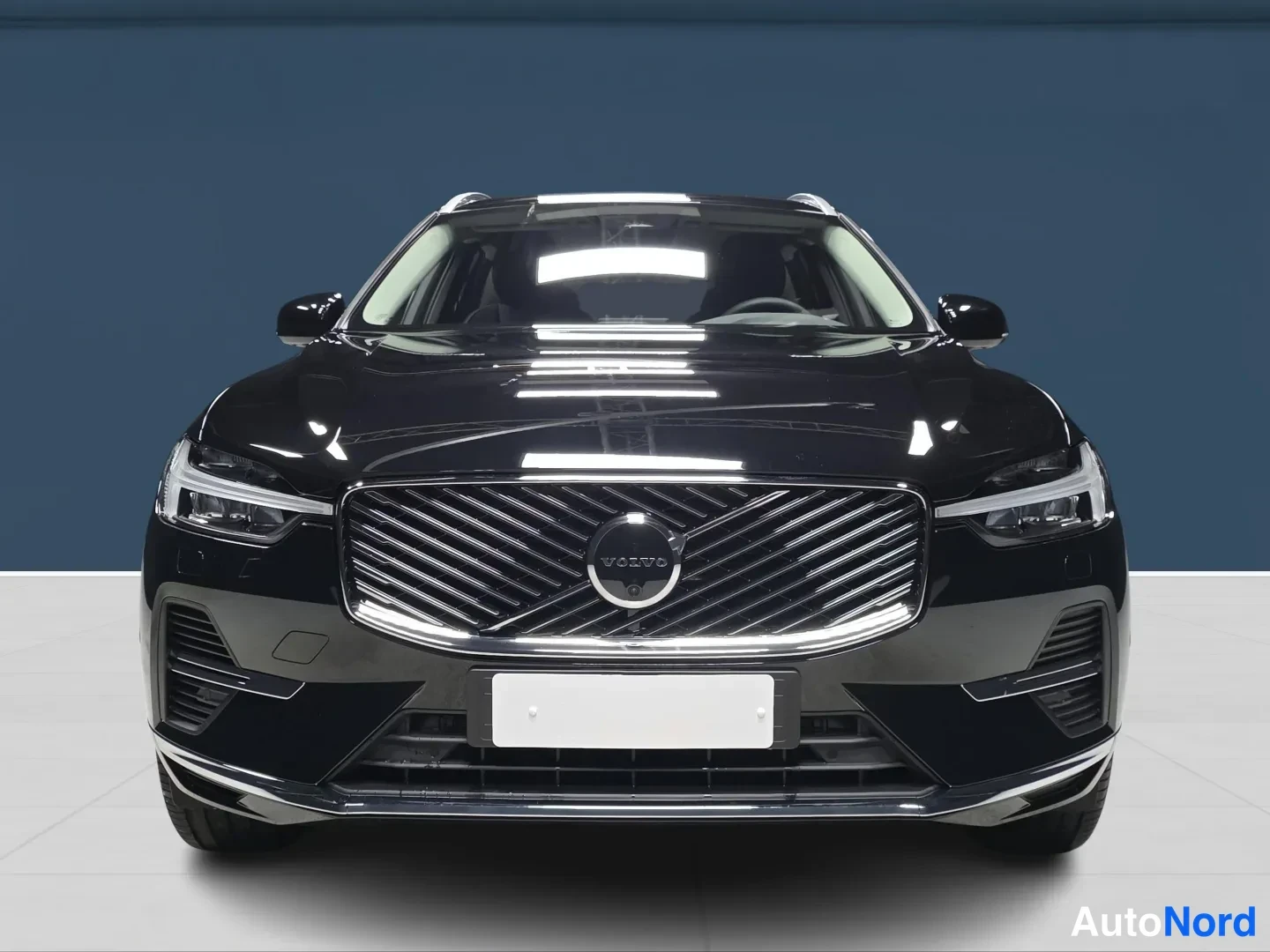 Musta Volvo XC60 2027, edestä, kuva 3