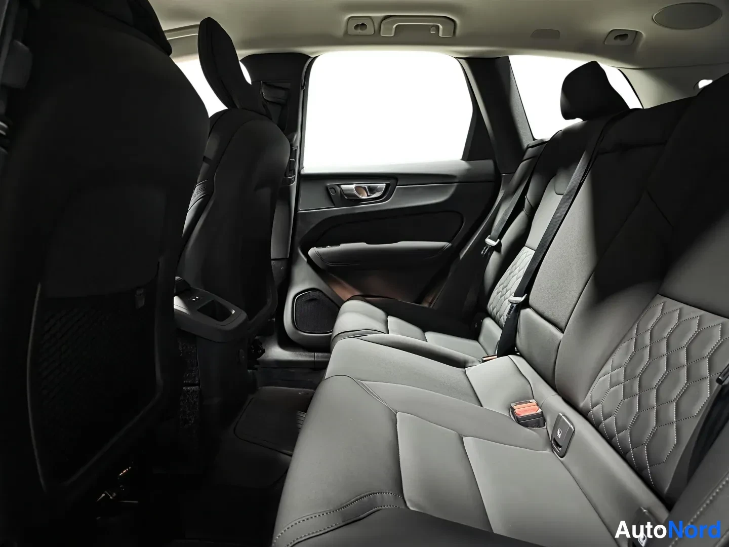Musta Volvo XC60 2027, sivulta, kuva 4