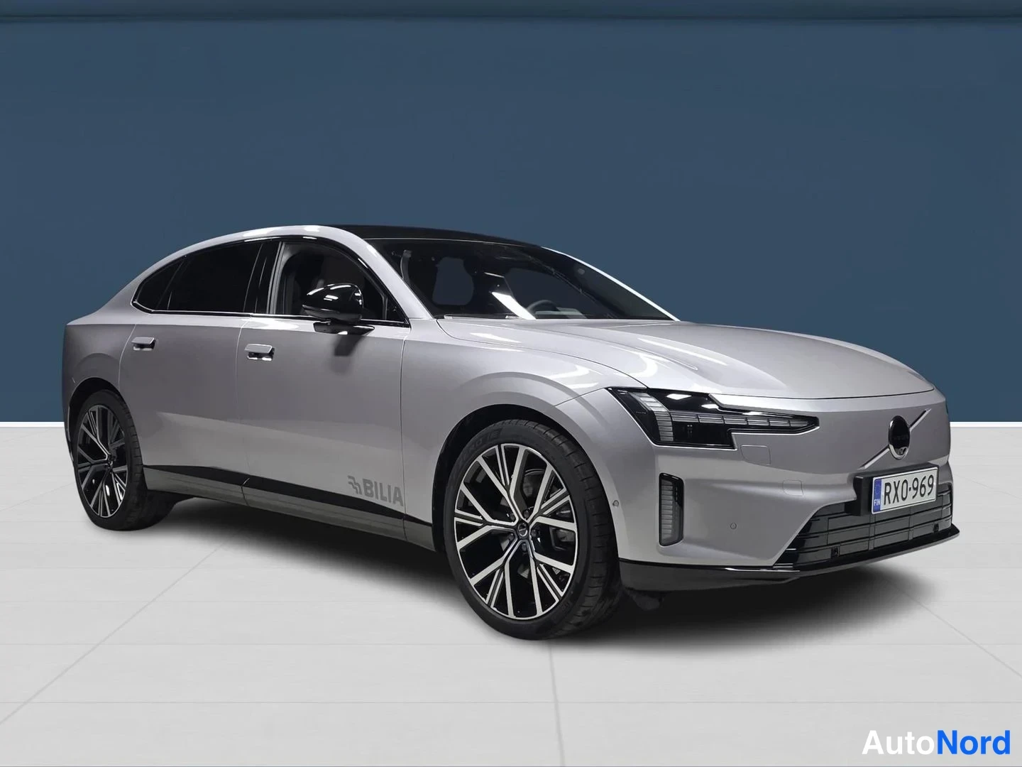 Harmaa Volvo ES90 2026, etuviisto, keula oikealle, kuva 2