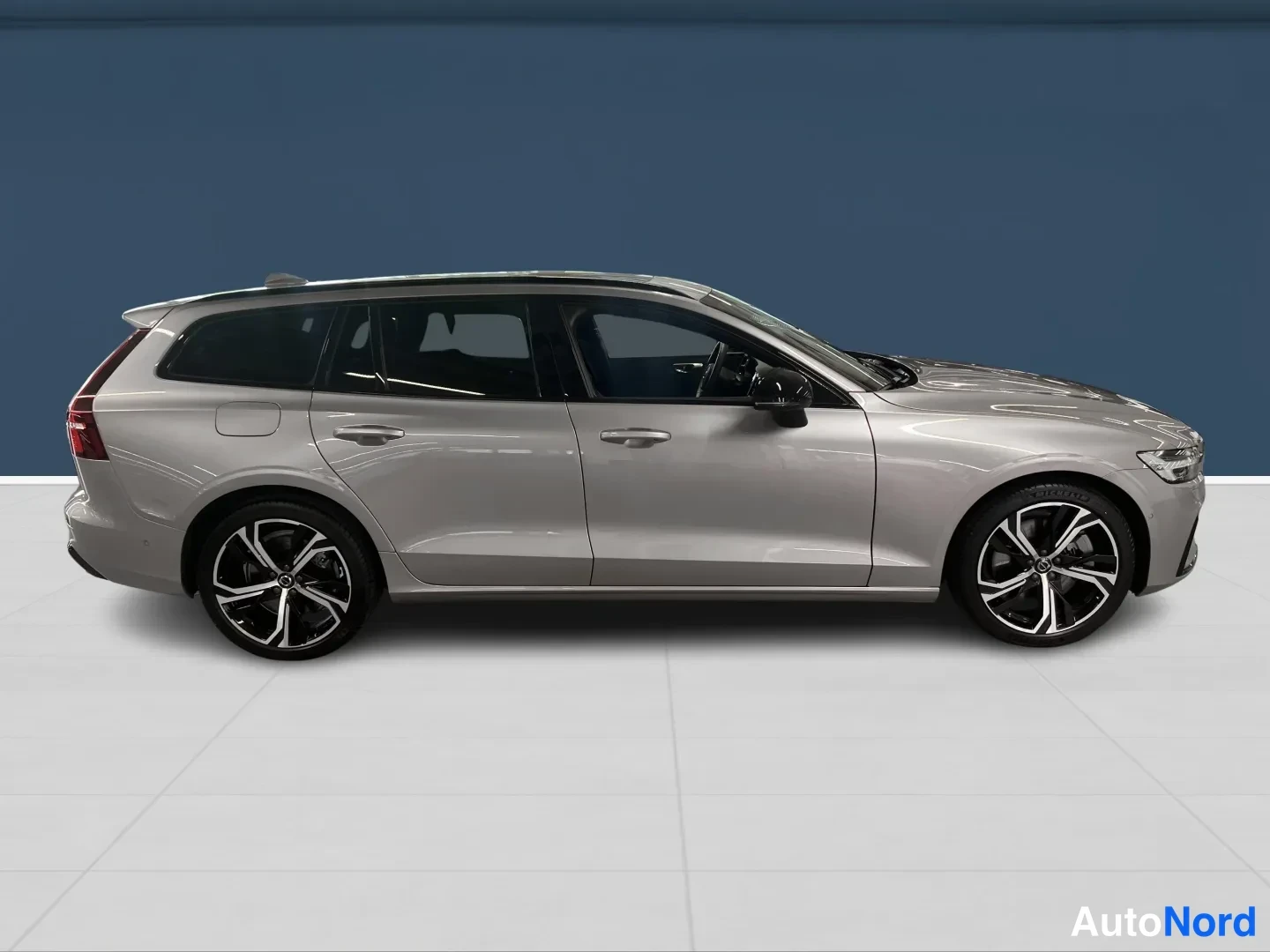 Harmaa Volvo V60 2026, sivulta, kuva 4