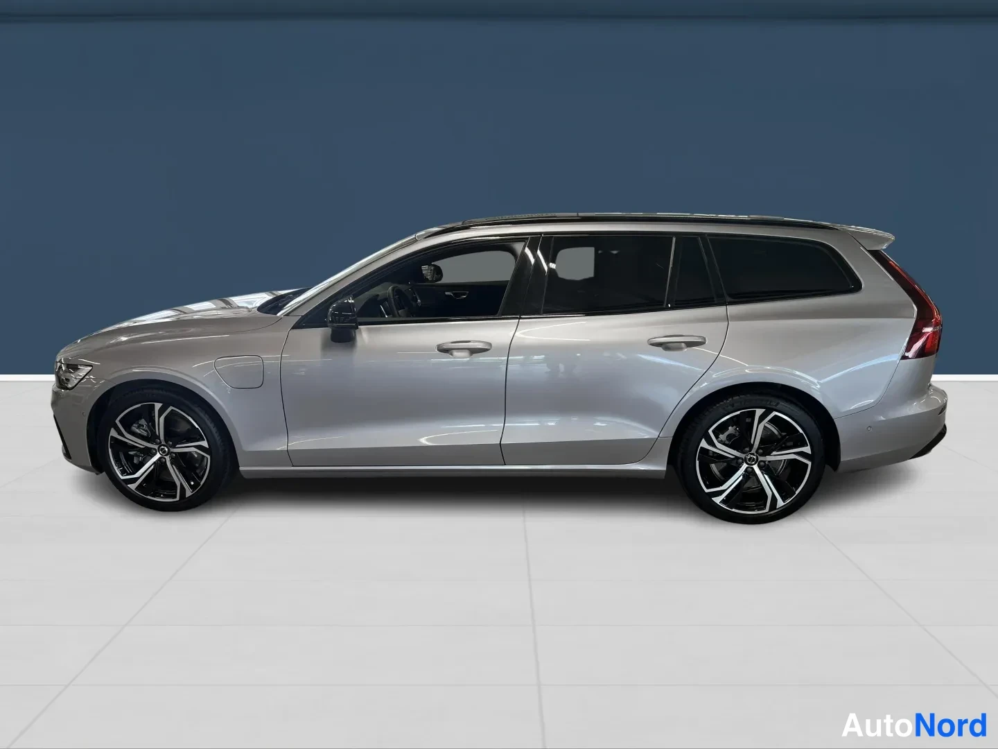 Harmaa Volvo V60 2026, sivulta, kuva 5