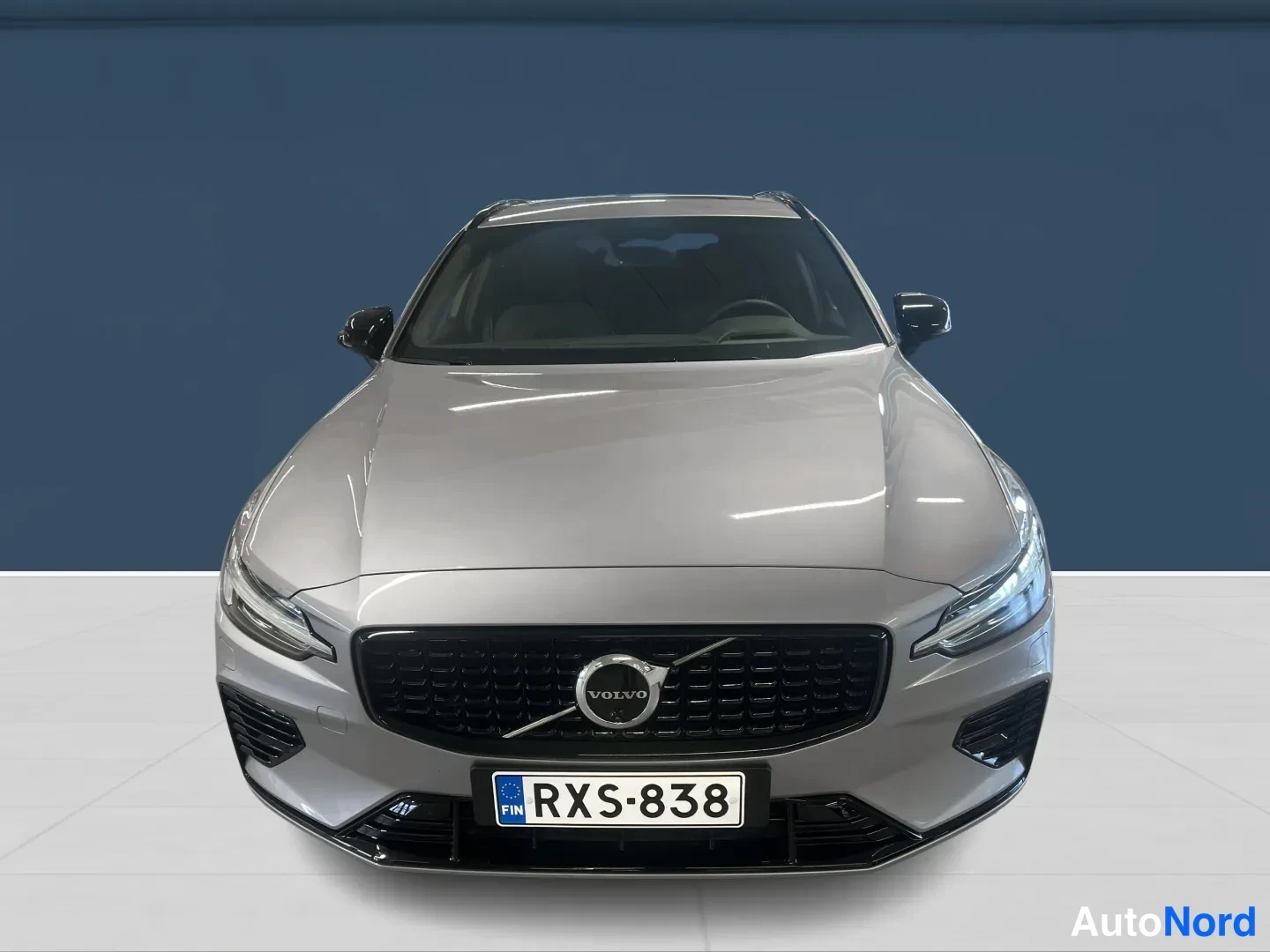 Harmaa Volvo V60 2026, edestä, kuva 3