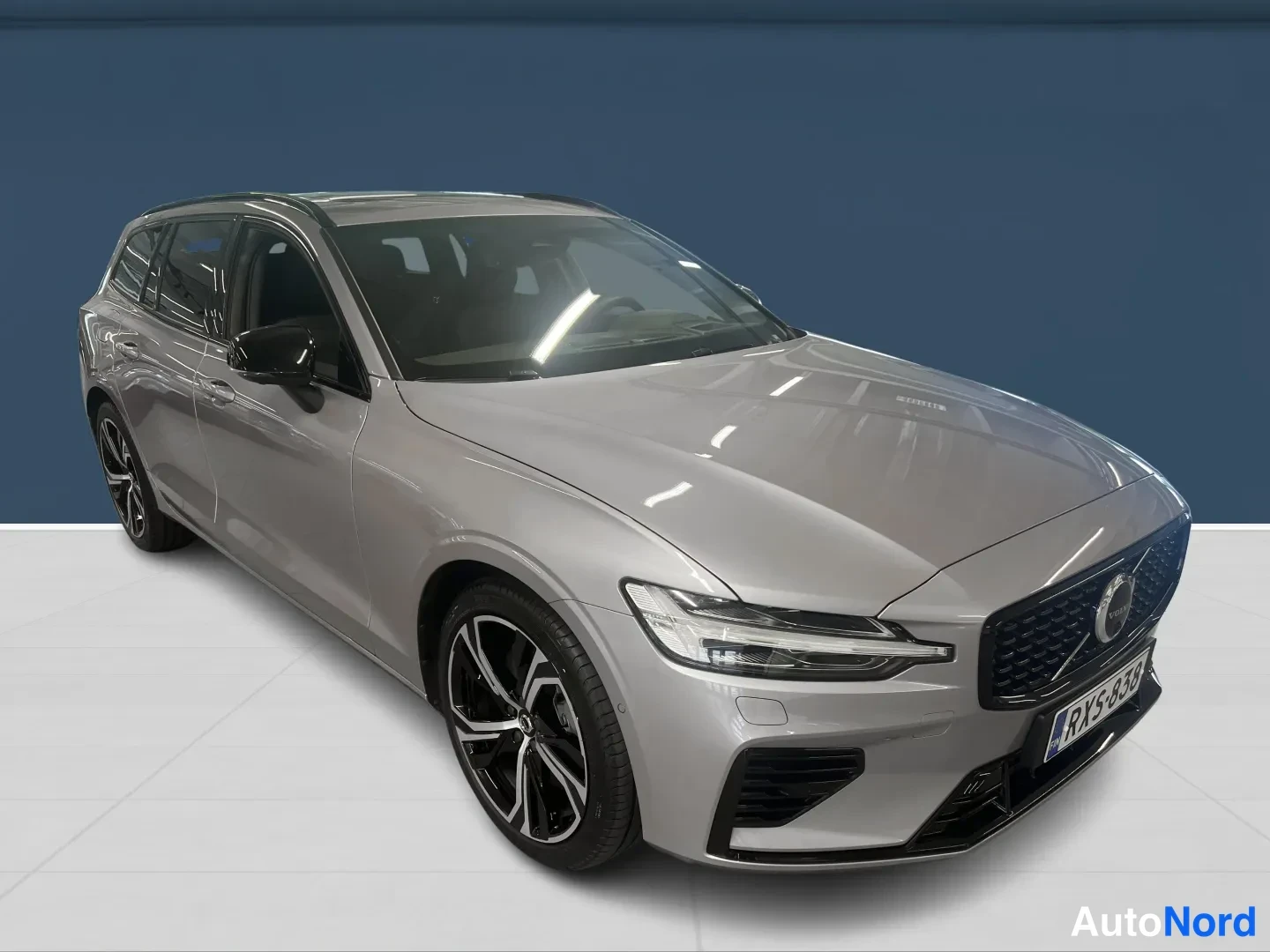 Harmaa Volvo V60 2026, etuviisto, keula oikealle, kuva 2