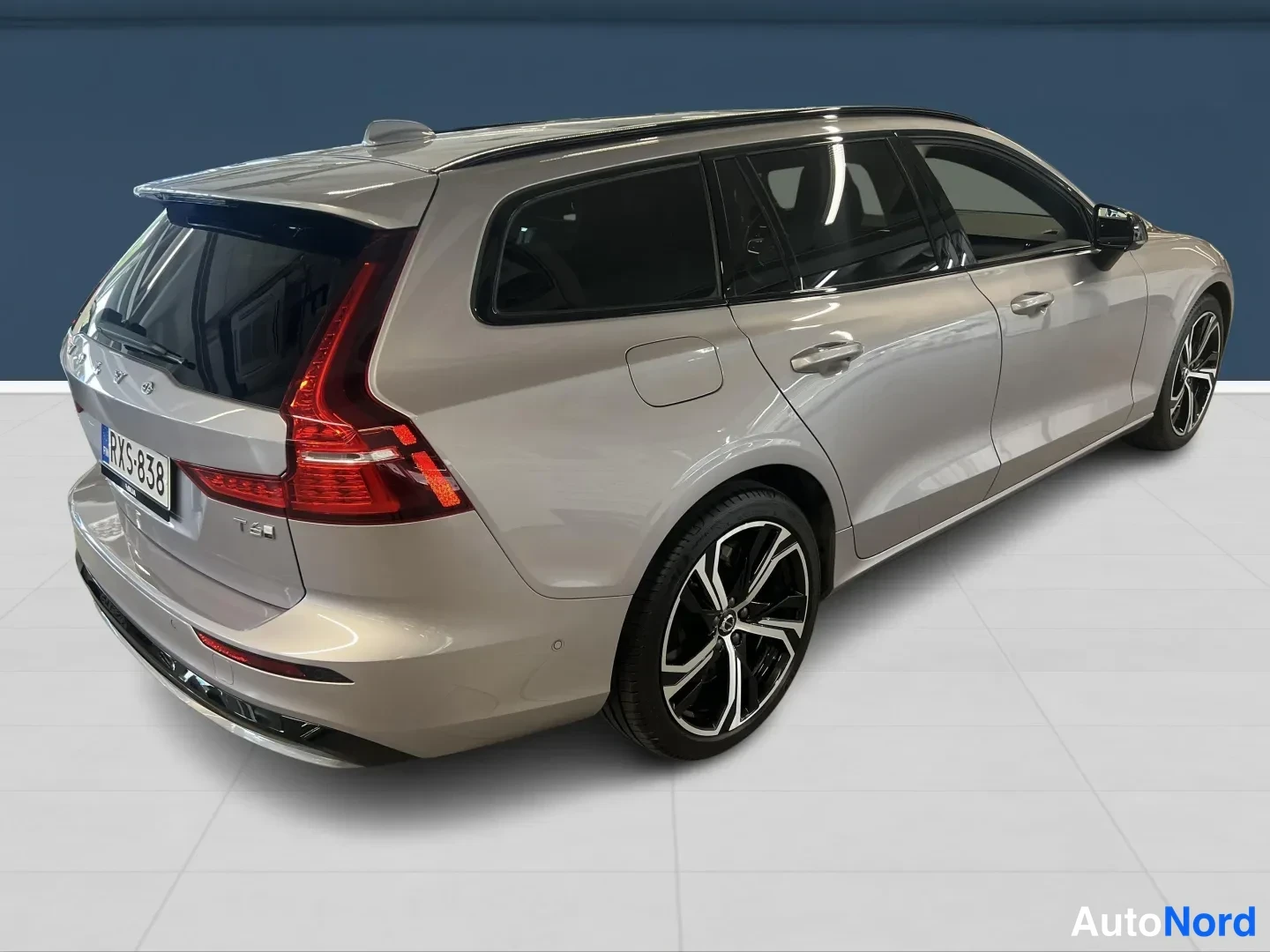 Harmaa Volvo V60 2026, takaviisto, kuva 6