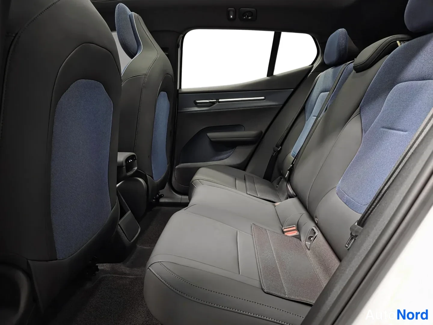 Valkoinen Volvo EX30 Cross Country 2026, kuva 14
