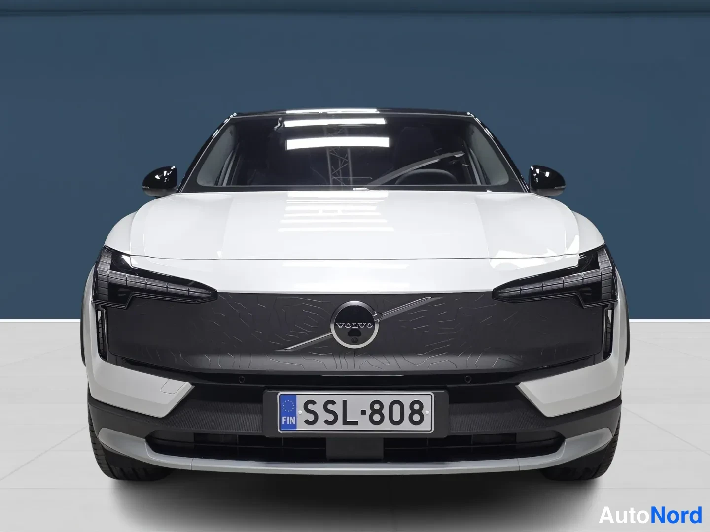 Valkoinen Volvo EX30 Cross Country 2026, edestä, kuva 3