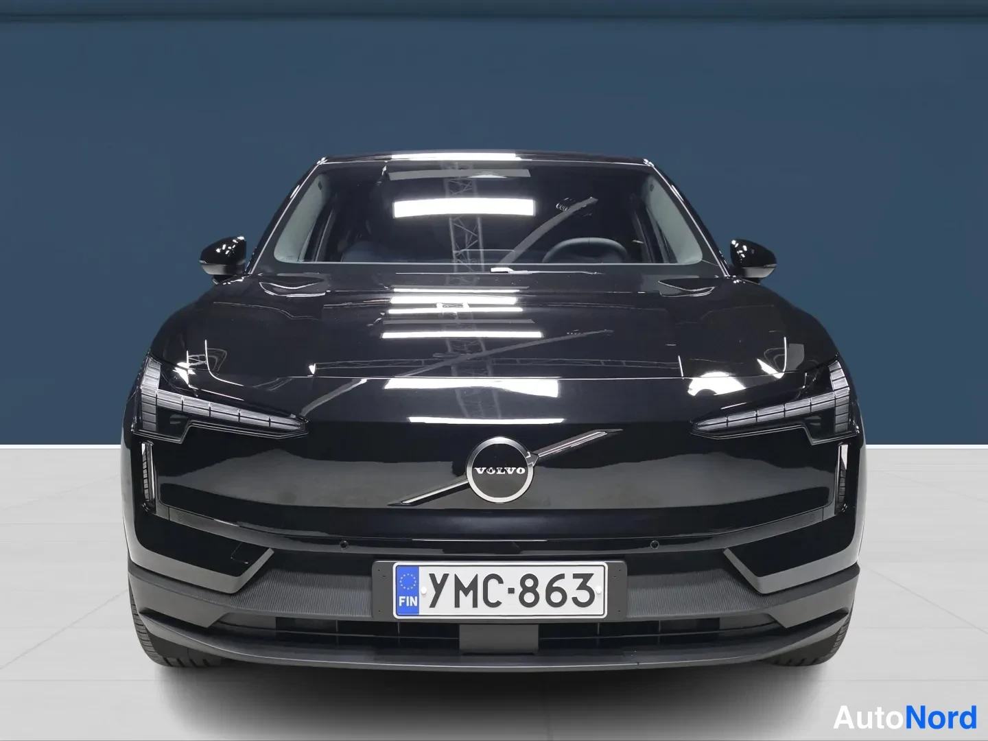 Musta Volvo EX30 2026, edestä, kuva 3