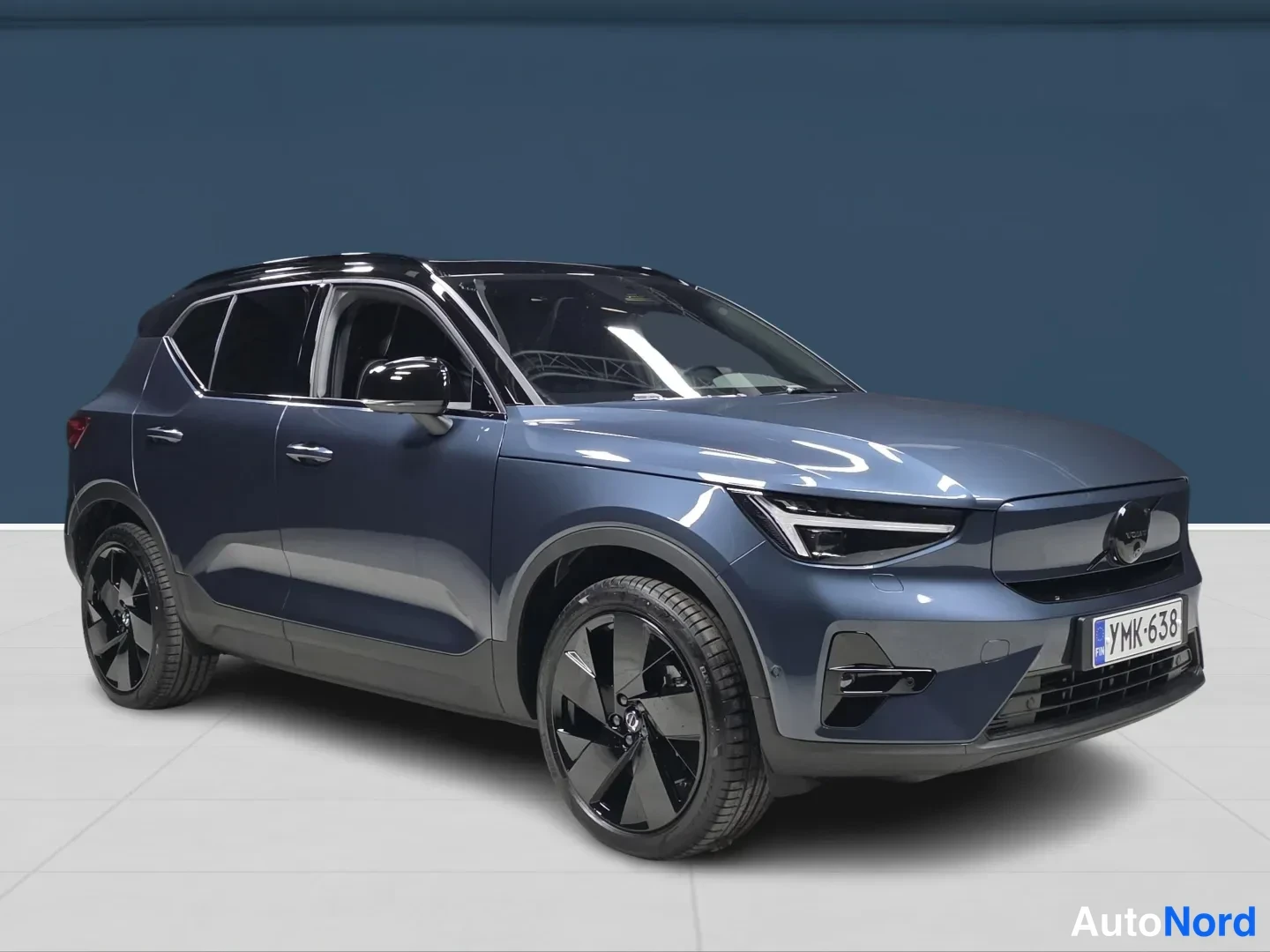 Sininen Volvo EX40 2026, etuviisto, keula oikealle, kuva 2