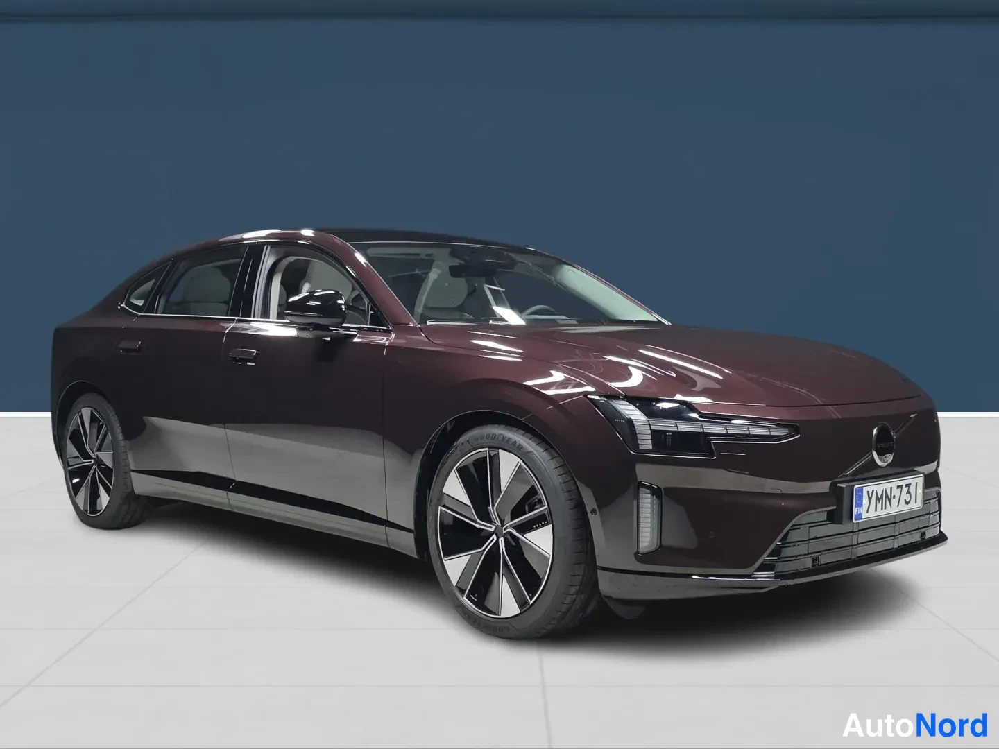 Punainen Volvo ES90 2026, etuviisto, keula oikealle, kuva 2