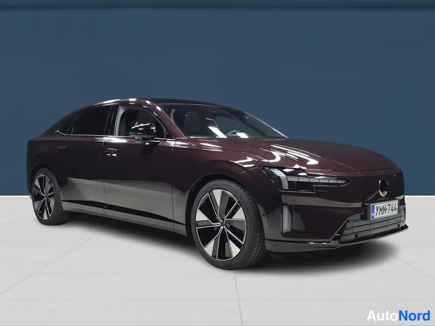 Punainen Volvo ES90 2026, etuviisto, keula oikealle, kuva 2