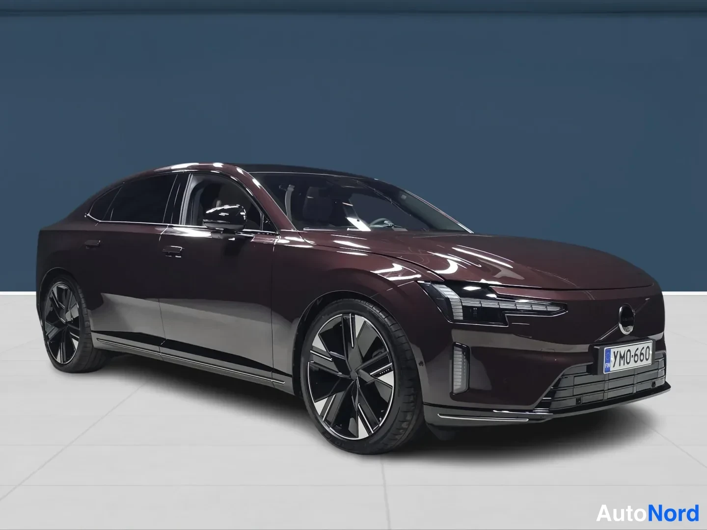 Punainen Volvo ES90 2026, etuviisto, keula oikealle, kuva 2